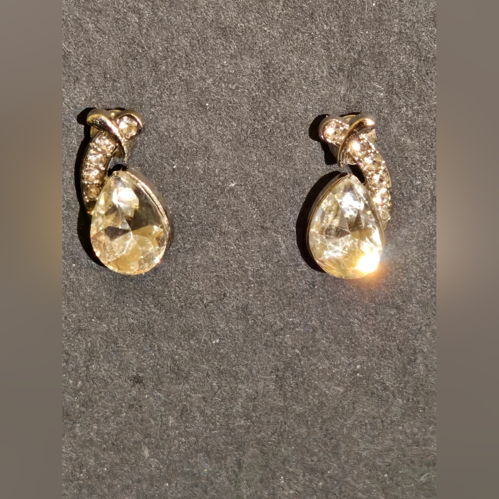 Simulated teardrop diamond earings and pendant...25035